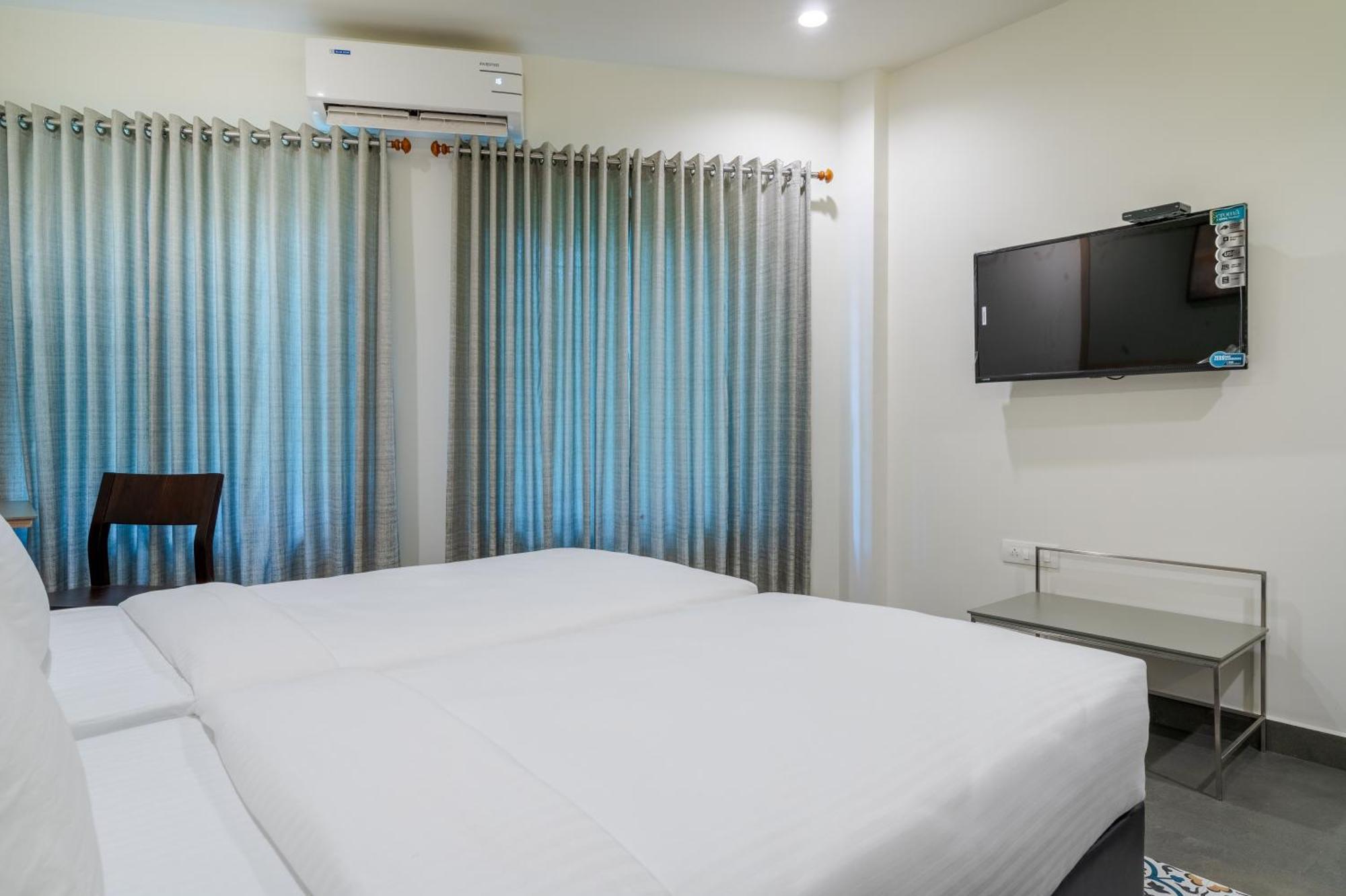 Aryaas Regent Hotel Kochi Exterior photo